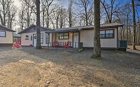 Pet-Friendly Shady Oaks Broken Bow Gem With Patio!
